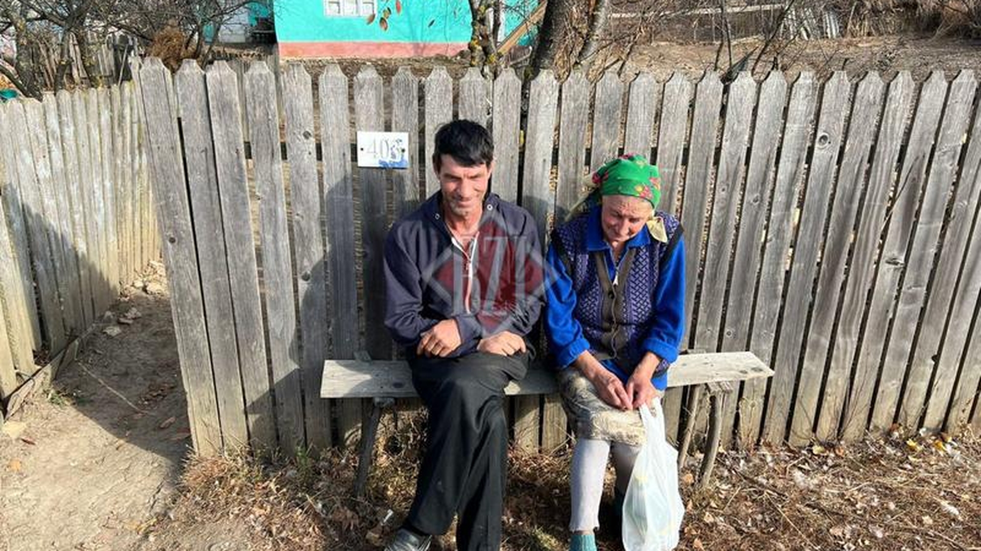 Imagini șocante pentru locuitorii unei comune din Iași! O ”bunicuță” s-a căsătorit cu iubitul cu 28 de ani mai tânăr!
