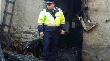 Acest poliţist a devenit erou după ce a salvat o femeie dintr-un incendiu! Nu a stat pe gânduri şi s-a aruncat imediat în flăcări
