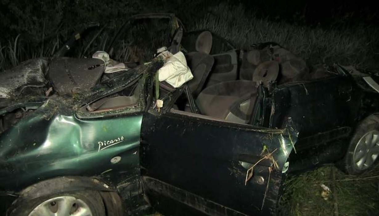 Cinci oameni au murit și un copil a supraviețuit în urma unui accident înfiorător! Mașina în care erau a plonjat zeci de metri  după ce s-a izbit de o cale ferată din Timiș