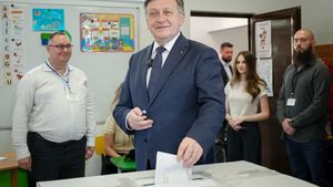 Crin Antonescu, însoțit de soție la alegerile prezidențiale. Motivul pentru care au oferit declarații în engleză