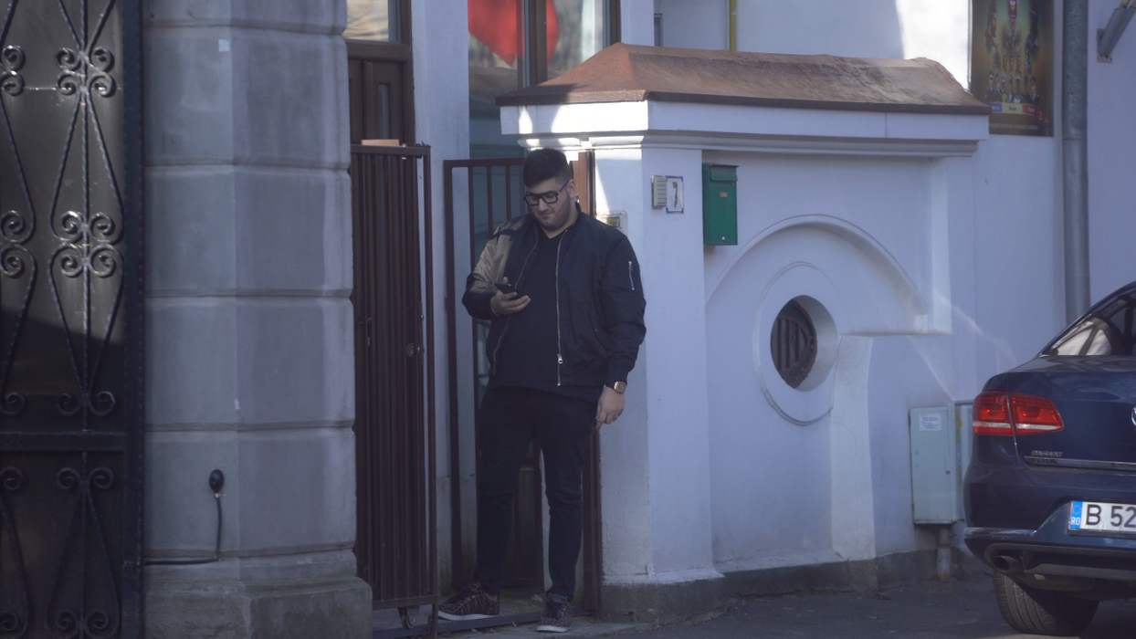 Gabriel Oprea Jr, în vizită la sediul sindicatului condus de tatăl său (Foto: CANCAN.RO)