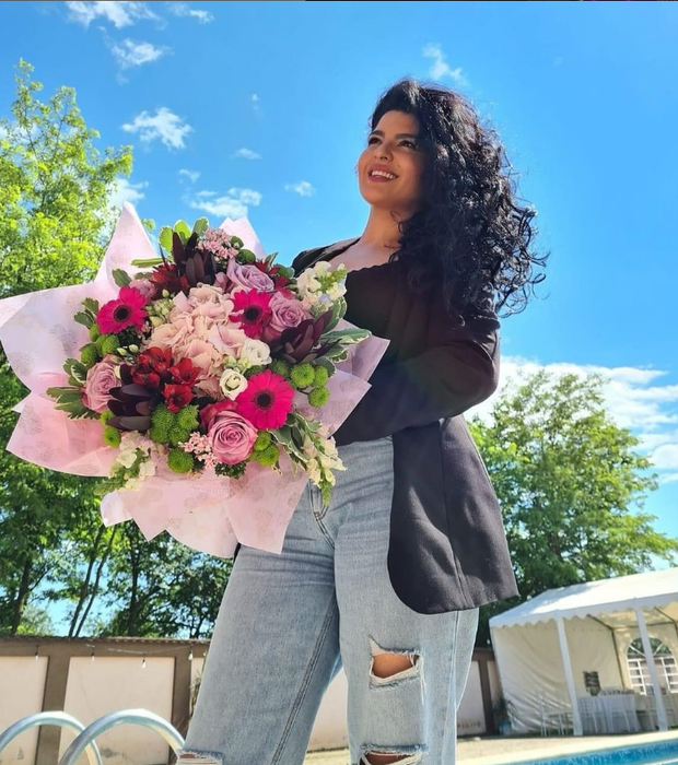 Ioana State știe clar ce vrea de la bărbatul de lângă ea: să nu o caute de țigări. (SURSA FOTO: INSTAGRAM.COM)