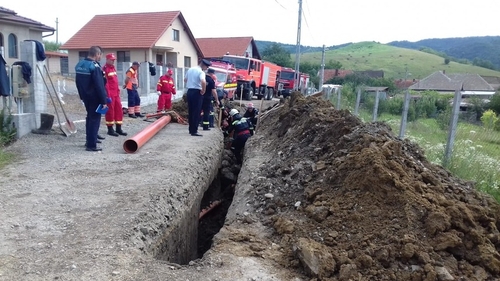 Un muncitor care lucra la o nouă reţea de canalizare a murit îngropat după ce malul şanţului în care se afla s-a prăbuşit