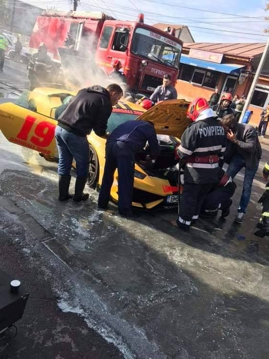Un Lamborghini a luat foc pe Șoseaua Andronache din Bucureşti! Primele imagini de la faţa locului