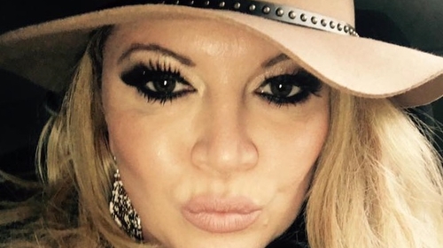 Oana Lis a ieşit la plimbare în cimitir! Nu o să-ţi vină să crezi cum a mers îmbrăcată