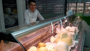 Ciobanul Ghita si-a lasat nasul sa vanda la magazinul din Bucuresti! Ce crezi, are clienti?