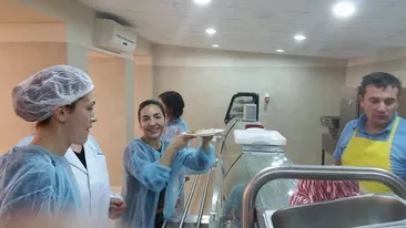 Ce surpriza! N-ai sa crezi cine le gateste batranilor din Bucuresti o masa calda!