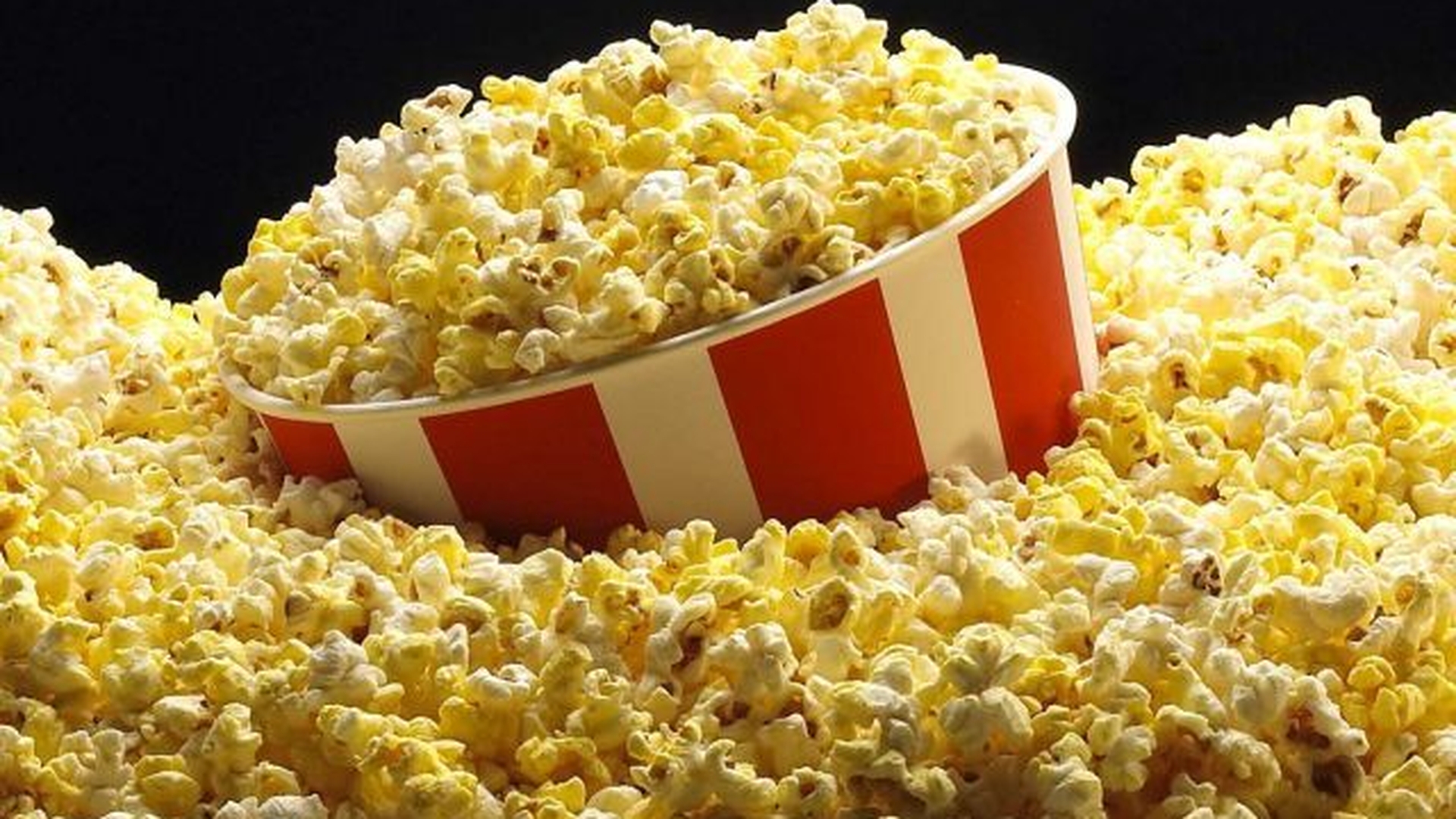 Ştii să prepari popcorn fără a folosi cuptorul cu microunde? Te învăţam noi! 