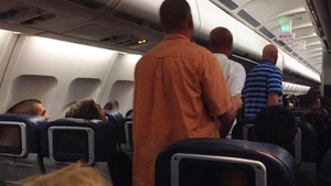 Pasageri panicaţi într-un avion care a aterizat în Timişoara. Trei persoane scoase în cătuşe din aeronavă, după o tentativă de...