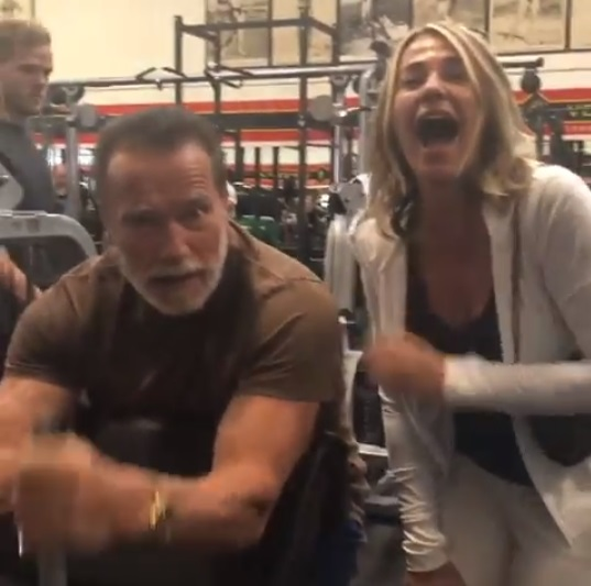 Nadia Comăneci a sărbătorit 43 de ani de la primul 10 al gimnasticii împreună cu Arnold Schwarzenegger. Celebra româncă i-a pipăit mușchii actorului