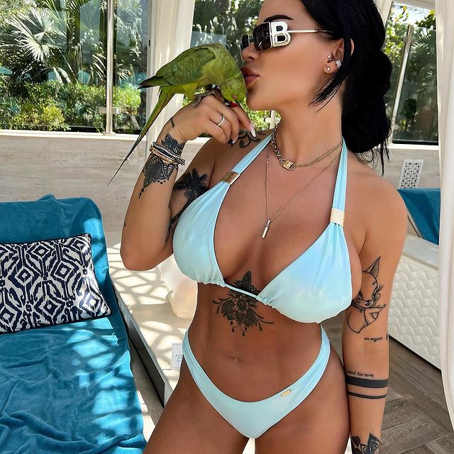 Roxana e focoasă chiar și când alege să stea acasă / Foto: Instagram.com
