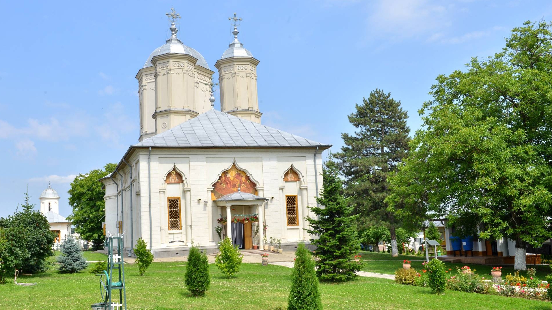 Jaf de proporţii la Mănăstirea Pasărea, de lângă Bucureşti! Hoţii au furat 100.000 de euro, dar şi alte obiecte şi documente
