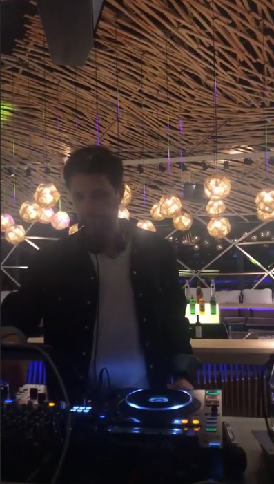 Andreea Esca, din nou în fața altarului. Ce rochie sexy a purtat vedeta Pro TV și cum a reacționat Mircea Badea când a văzut-o