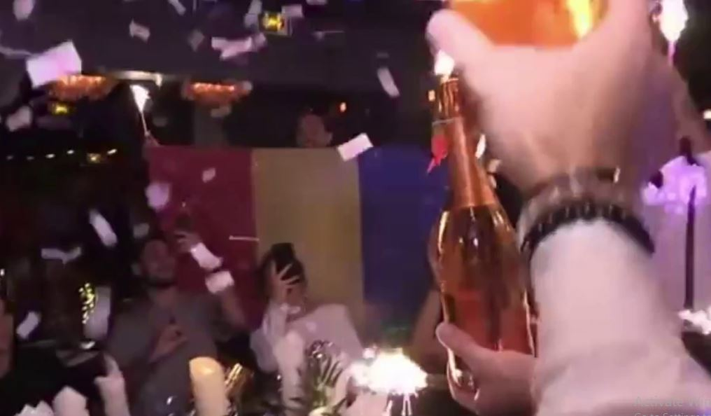 "Tricolorul", la loc de cinste în restaurantul din St. Barth, unde obișnuiește să petreacă familia Buzăianu