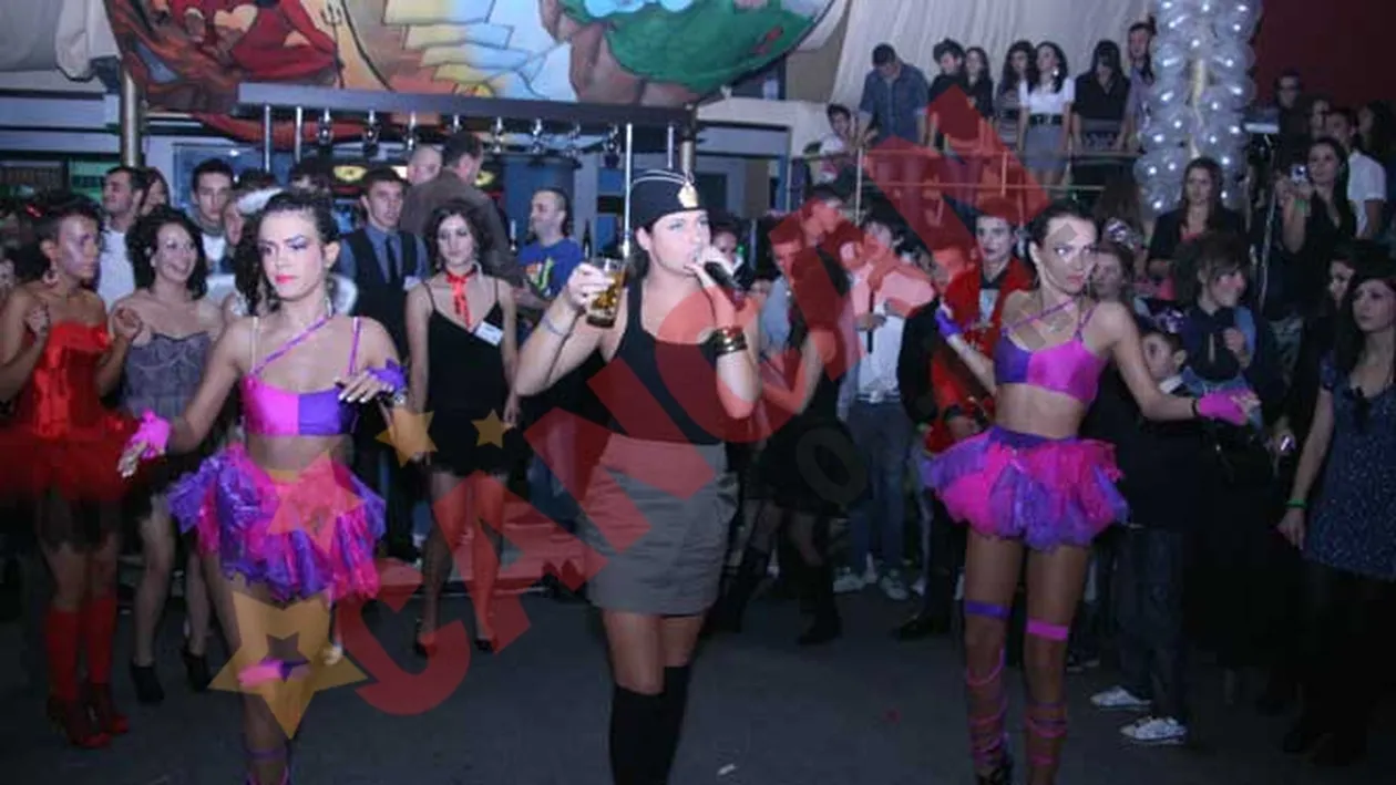 Raluka a cantat cu paharul de ceai in mana