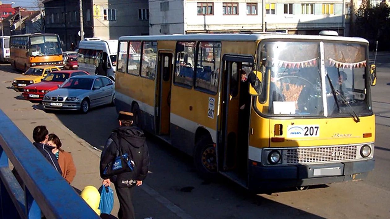 Accident teribil în Gorj! Un pieton a fost ucis de uşa unui autobuz care s-a deschis în mers