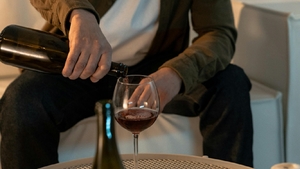 „Da, am fost alcoolic”. O lecție de viață despre voință de la un artist care a fost ruinat din cauza viciului