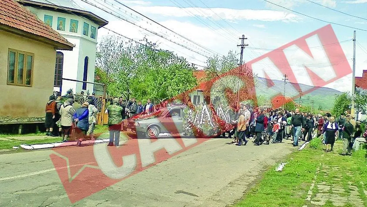 Studenta sinucigasa, condusa pe ultimul drum de fostii colegi