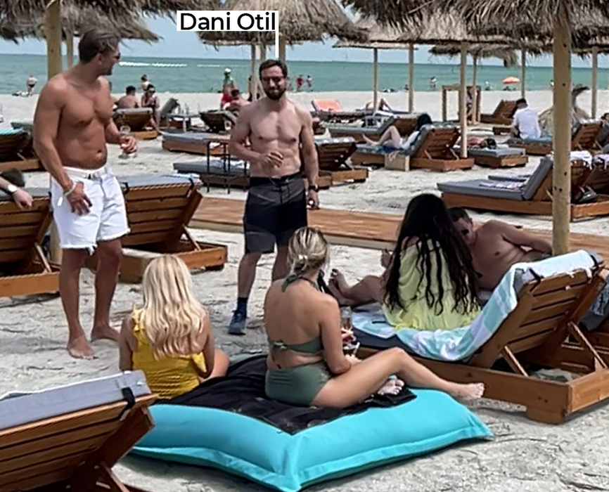 Dani Oțil, încălțat pe plajă, la o discuție cu prietenii