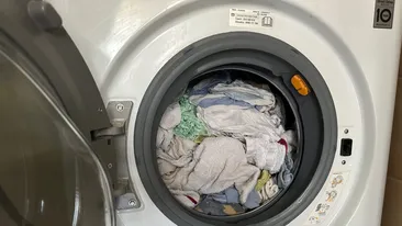 Greșelile pe care încă le facem atunci când spălăm rufele. Obiceiuri vechi care pot strica hainele