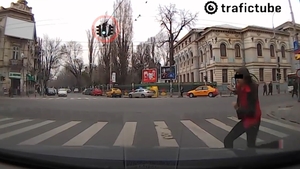 Sinucigasa pe zebra! Uite ce-a putut sa faca pustoiaca asta si cum a scapat ca prin minune de un accident!