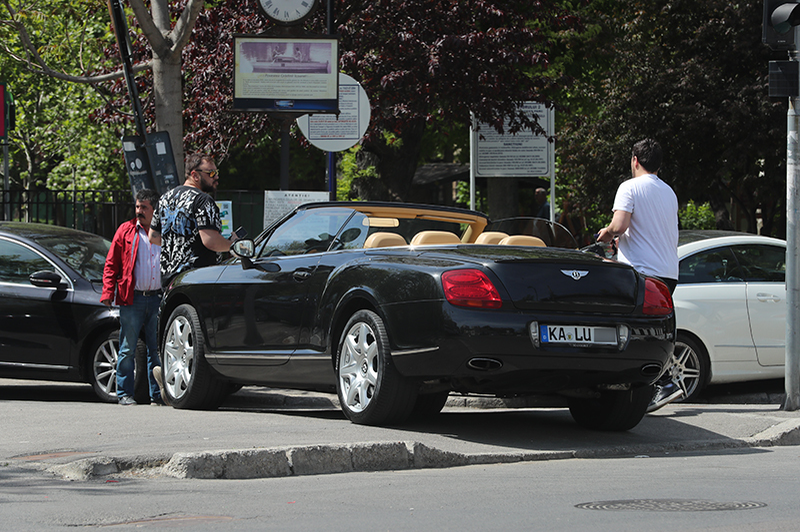 Parchează maşina de-a curmezişul