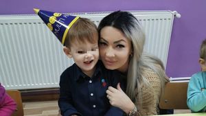 O româncă revenită din Marea Britanie acuză condițiile mizere de carantinare dintr-un hotel de pe litoral: ”Am cerut doar mâncare comestibilă. Copilul plângea de foame!”