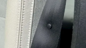 Puțini șoferi știu. La ce folosește butonul de pe centura de siguranță