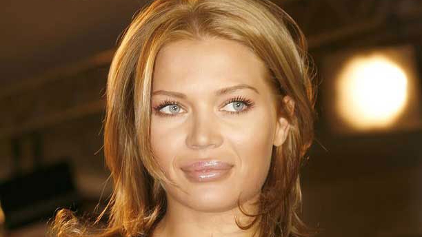 Cand are de carat, Gina Pistol cara cu sacul si nimic nu-i sta in cale! Imagini savuroase cu senzuala blonda si amica ei!