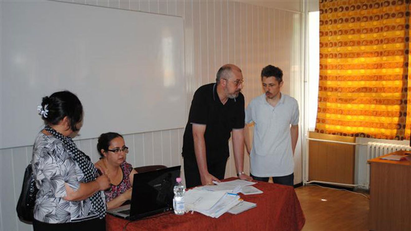 Există şi altfel de romi. Florin Nicoi are două facultăţi şi vrea să ducă toţi etnicii la şcoală