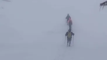 Alertă pe Transfăgărășan! Intervenție pentru a salva turiști aflați pe marginea prăpastiei