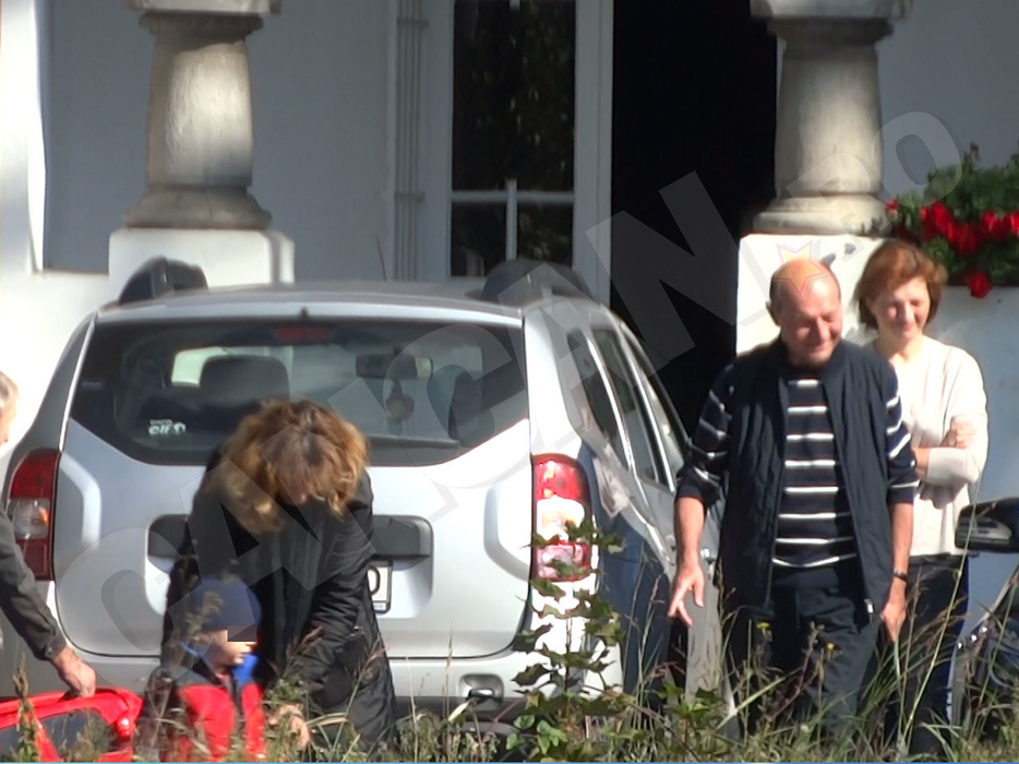 Imagini fabuloase realizate de CANCAN.ro cu super-bunicul Băse. S-a jucat ”de-a v-aţi ascunselea” cu nepoţelul în parcare!