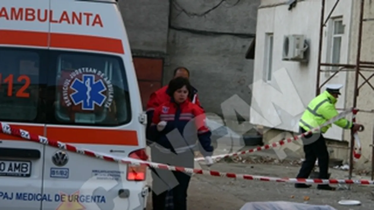 S-a aruncat de doua ori de pe blocul turn! A doua oara s-a zdrobit de asfalt