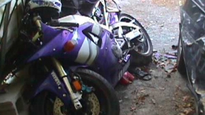 Un motociclist a fost sectionat in doua dupa ce a fost lovit in plin de o masina! Trupul a cazut pe iarba
