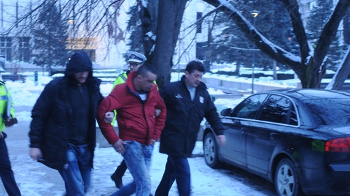 Scandal monstru la Vaslui. Un șofer beat care a distrus o mașină de Poliție și a fost aproape să omoare doi agenți, lăsat în libertate
