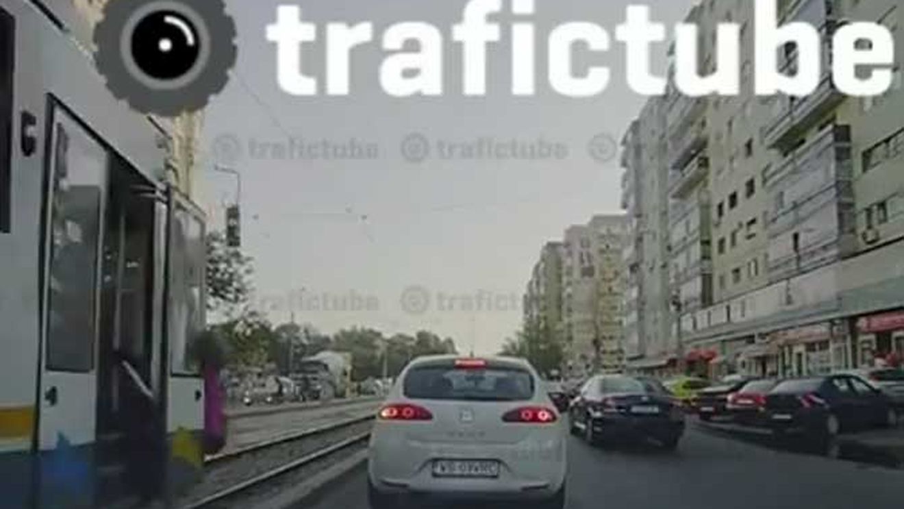VIDEO SOCANT O sa te gandesti de 100 de ori inainte de a traversa strada prin loc nepermis dupa ce vezi asta! O adolescenta a fost spulberata de tramvaiul 41 sub privirile soferilor!
