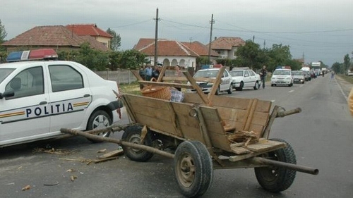 Patru persoane rănite după ce o maşină a izbit frontal o căruţă, în județul Bistrița-Năsăud