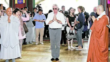 Richard Gere s-a spalat de pacate la templu