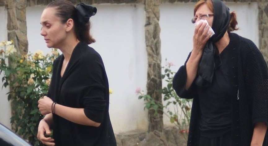 Sora şi mama Denisei au fost distruse de durere în ziua înmormântării