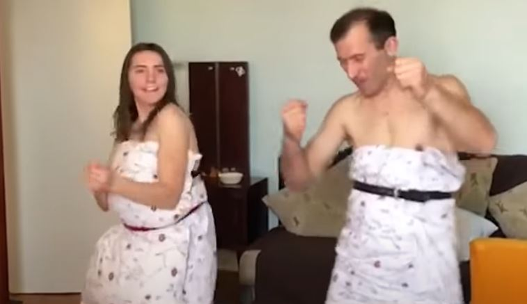 Vulpița de la Acces Direct a acceptat provocarea cu perna! S-a dezlănțuit pe muzica lui Beyonce împreună cu soțul ei! Viorel Stegaru a dansat și el pe tocuri