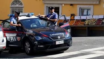 Un italian a vrut să fure o mașina cu tot cu soția proprietarului. Incredibil cum a scăpat femeia