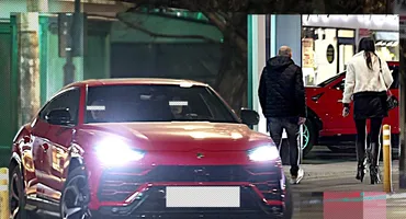 Deși sunt îmbrăcați ca oamenii de rând, Lamborghini-ul roșu i-a dat de gol! Discreții multimilionari au atras toate privirile pe Dorobanți!
