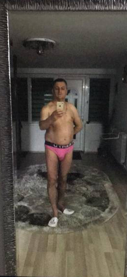 Petru Carebia s-a pozat în ipostaze intime.