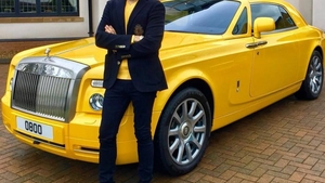 Un bărbat a intrat în bancă și a cerut un împrumut de 5.000 de lire, oferind drept garanție un Rolls Royce de un sfert de milion! Bancherii au rămas șocați când au aflat cine era