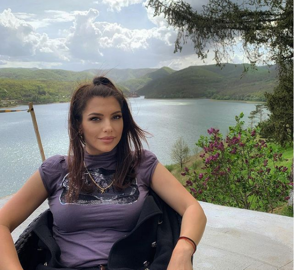 Celiei îi cade părul și se simte obosită, la trei luni după ce a fost bolnavă de Covid