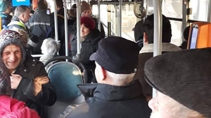 Zeci de vasluieni, uitați în autobuz de un șofer. Bărbatul a plecat să-și cumpere de mâncare