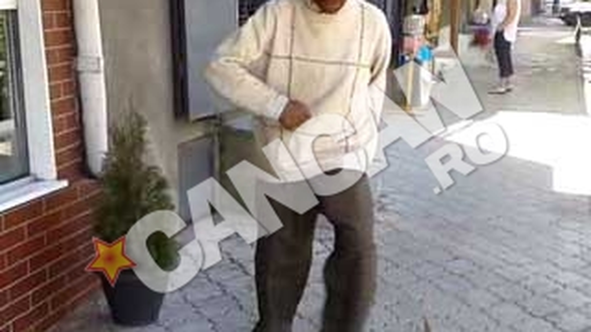 Uite cat de tare e boschetarul asta! Danseaza breakdance ca un profesionist, dar traieste pe strada, din ce ii dau altii pomana!