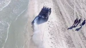 Credeai că le-ai văzut pe toate? Ce a putut să facă un cocalar cu land Rover pe plaja din Mamaia!