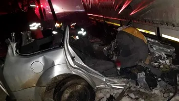Accident rutier foarte GRAV în Suceava: Cinci persoane au murit, după ce maşina în care se aflau a intrat sub un TIR
