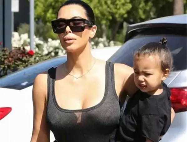 Kim Kardashian şi Kanye West vor să devină părinţi de gemeni